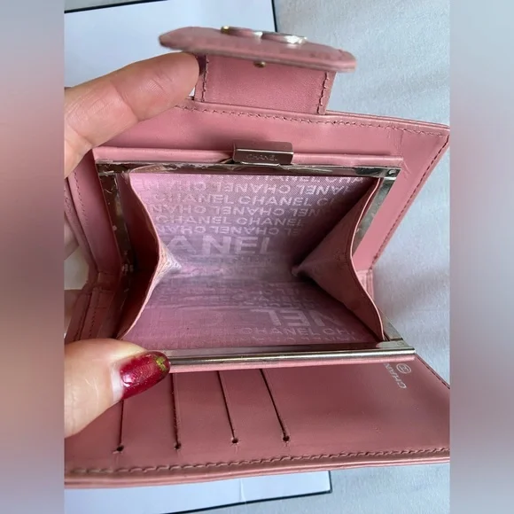 Chanel embossed leather wallet - Picture 7 of 9